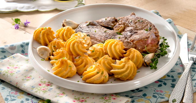 Gigot d’agneau & pommes duchesse de Pommes de terre