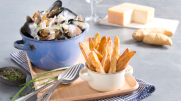 Moules à la crème de maroilles et frites de pommes de terre