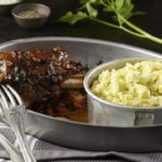 Carbonade de souris d'agneau et écrasée de pommes de terre