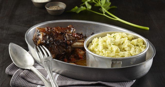 Carbonade de souris d'agneau et écrasée de pommes de terre