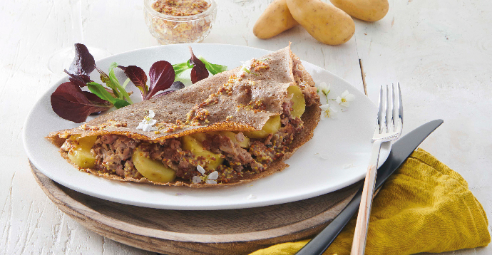 Galette aux pommes de terre, andouillette et sauce moutarde