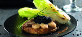 Galette de pommes de terre Ratte du Touquet à la moelle de boeuf, caviar et salade sucrine